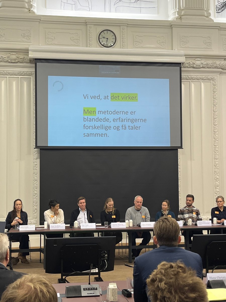 I dag afholdt sundhedsudvalget og kulturudvalget i fællesskab en åben høring i Folketinget med fokus på "KULTUR OG SUNDHED".
Rigtig mange kompetente indlæg og meget stor interesse fra ordførere, og fra mange tilhørere.

Vi medvirkede fra Kulturens Analyseinstitut med bl.a. at