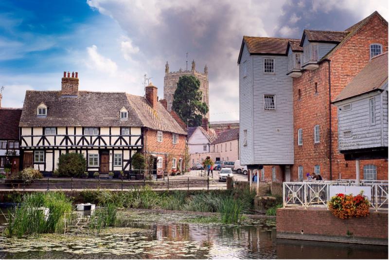Next stop, Tewkesbury! We’re working with isGroup Signs to refresh the existing town centre signage so that it successfully tells the town’s story in a legible and easy-to-understand way. placemarque.com/2023/12/20/tea…

#walkalittlefurther #stayalittlelonger #placemaking