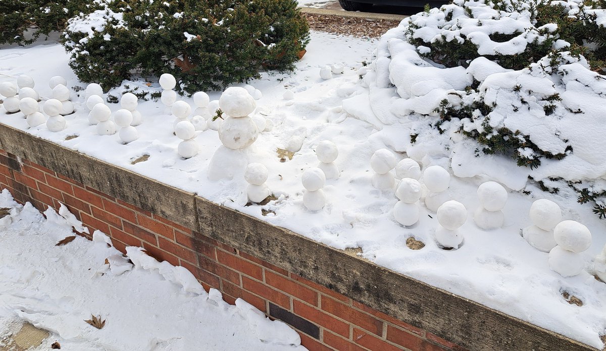 This delightful family of snowy friends has found the perfect study area just north of the Main Library! For those who would rather not study in sub-zero temperatures, find your perfect study space (with your preferred temperature and noise level) here: buff.ly/4a9iZ3m