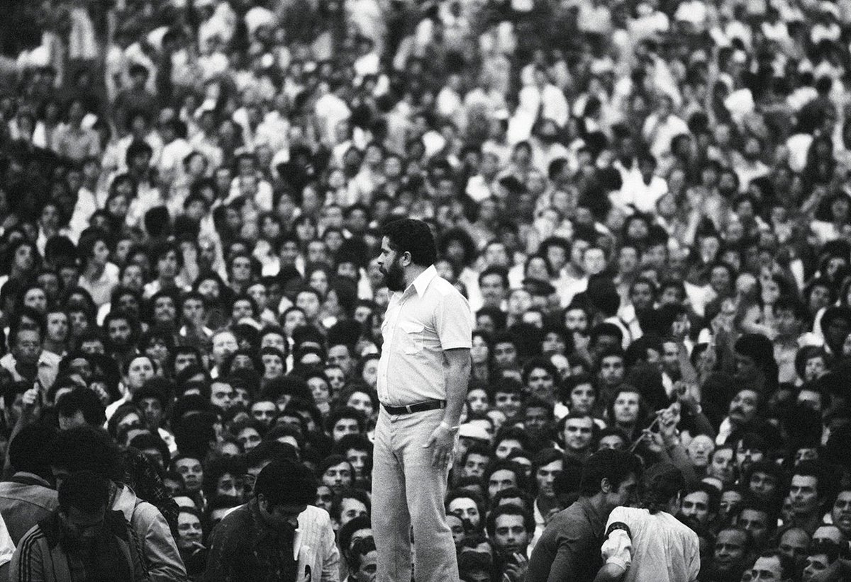 Quinta-feira é dia de #tbPT e de lembrar de onde surgiu o PT: da mobilização e da luta dos trabalhadores e trabalhadoras brasileiras, do desejo de um Brasil melhor para todos e todas!

"Dinheiro pesa, mas não tem dinheiro que compre o trabalho de base" - Presidente <a href="/LulaOficial/">Lula</a>