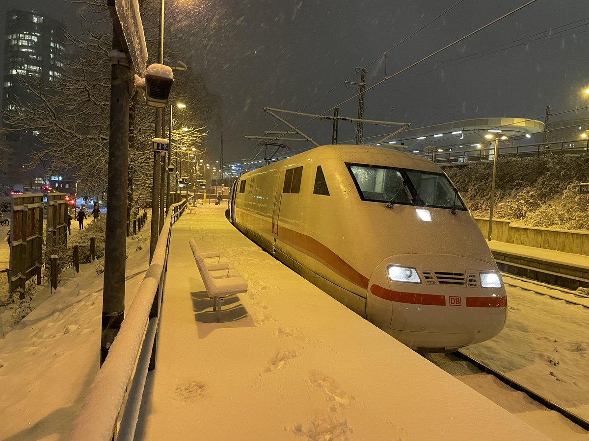 Hamburg Plan abgefahren, Deutz 3 Min vor Plan 🤔

Muss der Ausgleich sein für: Heimweg ist absolute Katastrophe… wär ich Mal doch Auto gefahren heut morgen 🫣