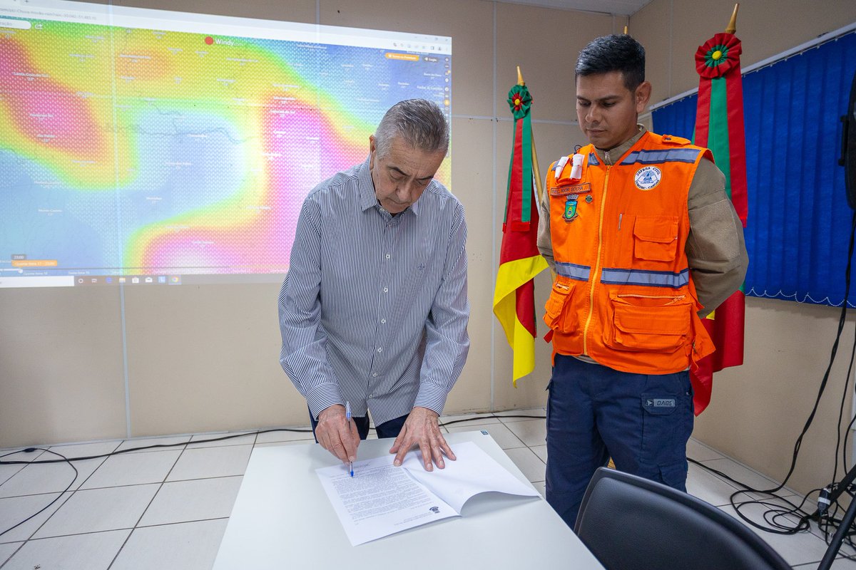 Assinei agora o decreto emergencial de nível 2, em virtude dos estragos registrados em Canoas na noite dessa terça-feira. O objetivo é possibilitar que a Prefeitura consiga ajudar os canoenses com mais agilidade e ter acessos aos recursos dos governos estadual e federal.