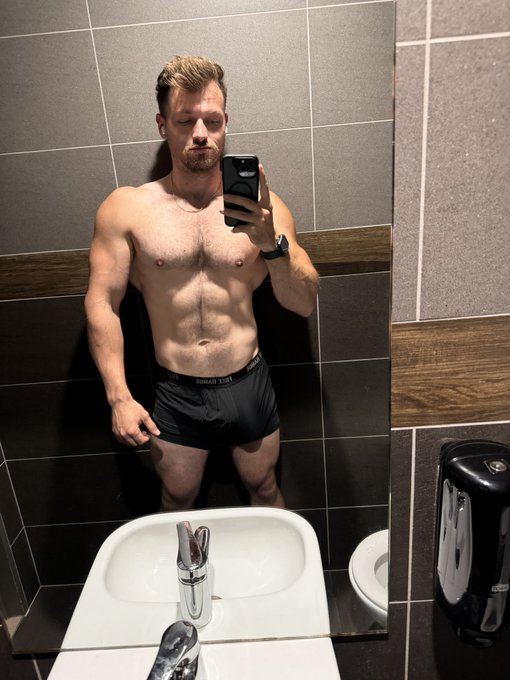 Loves a subtle bulge 😈 https://t.co/AIYlgz5py4