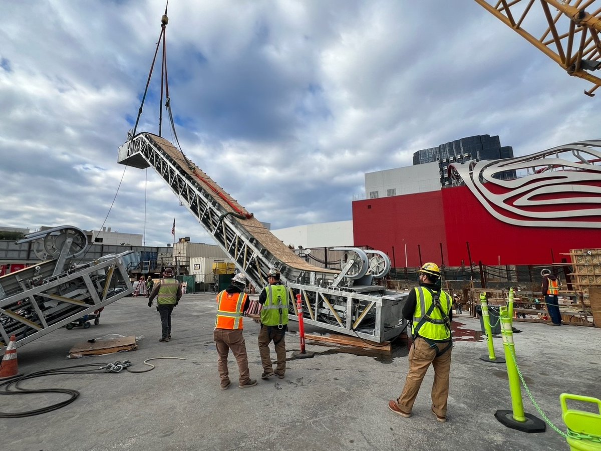 metrolosangeles's tweet photo. check. it. out. 

escalator being lowered into wilshire/fairfax station on the first section of the Purple (D Line) ext https://t.co/HmuaEqANo3