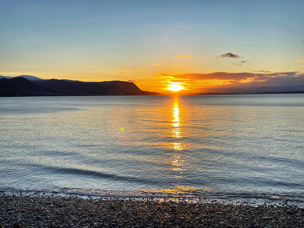 biggesttwitch's tweet photo. What a beautiful sunset in #Llandudno this evening !
And lovely to see so many people out walking on the West Shore especially to enjoy it. #goodforus #sunset #uplifting https://t.co/GfibWTwI2a