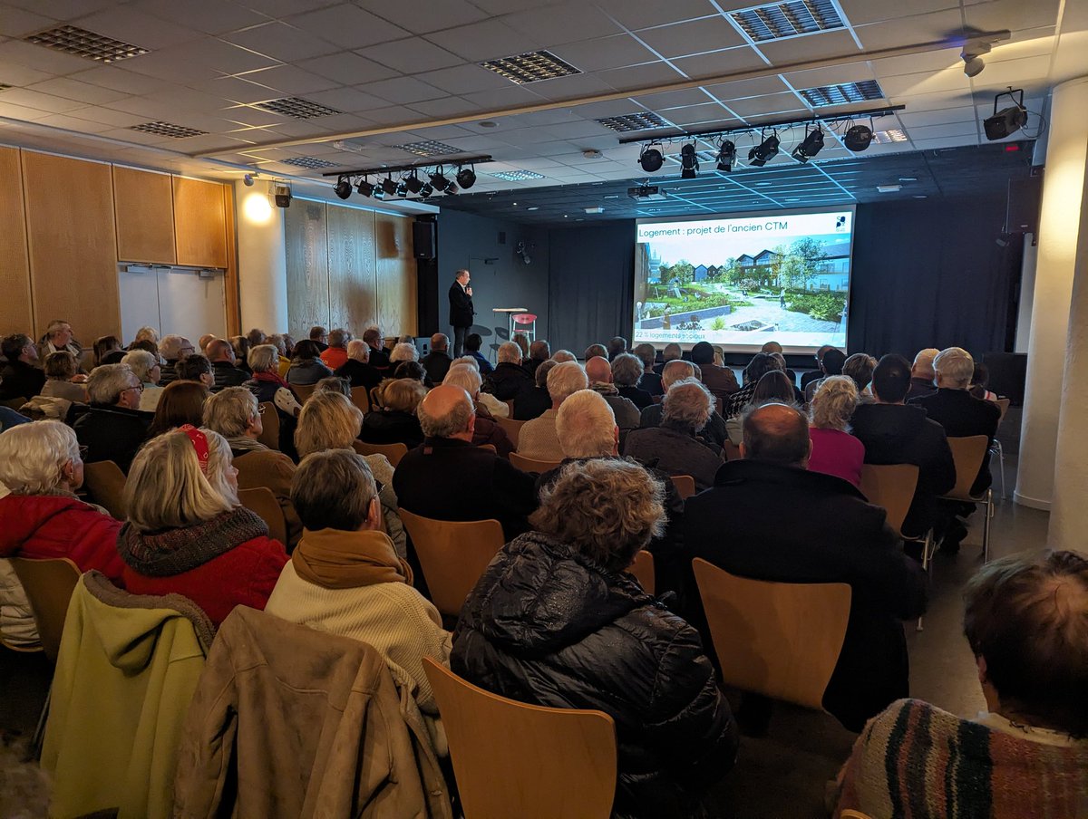 Salle comble pour la cérémonie des vœux à la population de Saint-Quay-Portrieux ! M. Le Maire <a href="/ThSimeliere/">Thierry SIMELIERE</a> a présenté ses vœux ainsi que les nombreux projets à venir de la Ville : centre de santé, logement, éducation jeunesse, transition énergétique, ... 

#SQPx #Voeux2024