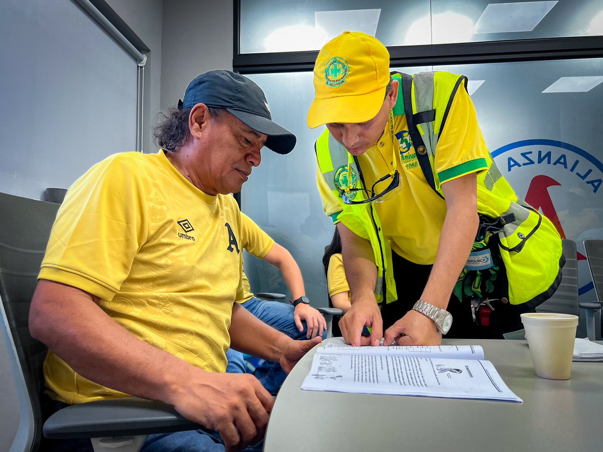 🦺⛑️ Este día nuestro personal administrativo recibió una capacitación de primeros auxilios por parte de Comandos de Salvamento, para poder estar preparados ante una emergencia en los encuentros deportivos. 

#AlianzaFC