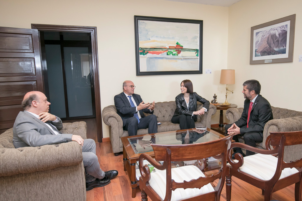 fg_ull's tweet photo. 🏛️ La ministra Diana Morant visita la @ULL para dialogar sobre la implementación de la LOSU 📚

En el encuentro se ha destacado la importancia de una financiación adecuada para afrontar los retos académicos 📈

Más info. 👉 https://t.co/NtYKRGDicX https://t.co/uVMbZeBU8I