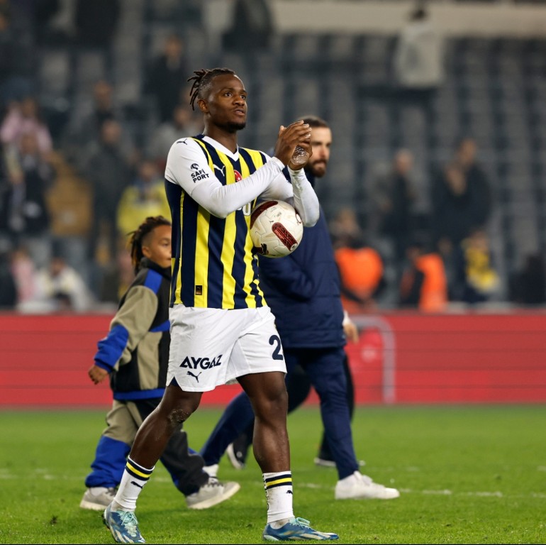 Bu gidişle sezon sonuna kadar stadta top kalmıcak 😂😂
#Fenerbahçe