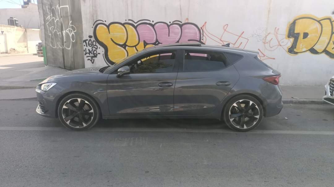 cuartodemillamx's tweet photo. buena tarde para platicarte mi historia y me pudieras difundir para que los demás no les pase eso, resulta que saque un #león #cupra arrendado con #vw #leasing, el mes de noviembre y el día 31 de diciembre tuve un pequeño accidente, (daños materiales solamente, se dañó dirección y Carter y un poco la facia ) al hablar al seguro #qualitas y pedir la grúa me dicen que es imposible por qué el seguro fue cancelado en el mismo mes de noviembre, que preguntará ala concesionaria, marco y por la fecha que era no tuve respuesta, tuve que llevarlo en grúa a mi domicilio , el día 2 de enero asisto ala agencia a preguntar que paso, y en efecto el seguro fue cancelado, resulta que un trabajador (broker leasing) los estafo y se fue con el dinero de todas las pólizas que salieron ese mes, NACIONAL, y como uno no requiere el seguro pues no se da cuenta que se cancelaron todos los seguros a nivel nacional de los coches que salieron el mes de finales de octubre, noviembre, y diciembre, sacados con vw leasing, cabe mencionar que su única respues aún es que como fue #fraude millonario aún no pueden solucionarlo y los coches que salieron andan en la calle sin seguro, mi coche sigue aventado en la calle por qué no pueden solucionar el problema, quisiera que advirtieras ala gente que saco coche con leasing en esos meses, soy de san Luis Potosí y la #agencia que no se hace cargo es #Potosina, saludos y ojalá puedas advertir a la gente.