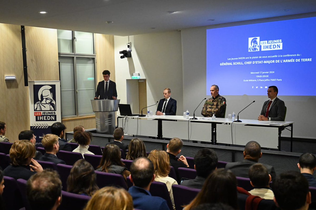 Notre jeunesse est l’avenir de notre pays. Heureux d’échanger avec les @Jeunes_IHEDN qui réfléchissent aux enjeux de défense et de sécurité de la 🇫🇷. #ArméesNation