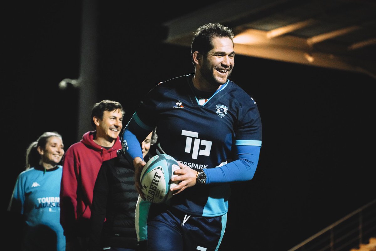 MHR_Solidaire's tweet photo. 𝑷𝒉𝒐𝒕𝒐 𝒅𝒆 𝒇𝒂𝒎𝒊𝒍𝒍𝒆 📸

Ce lundi, les membres de la section rugby santé du MHR ont reçu leur nouvelle dotation et notamment leur maillot officiel offert par Olivier TISSOT mécène du fonds de dotation et partenaire de la section. 👕🏉

#TeamMHR #TeamSolidaire https://t.co/G1xnat4JdO