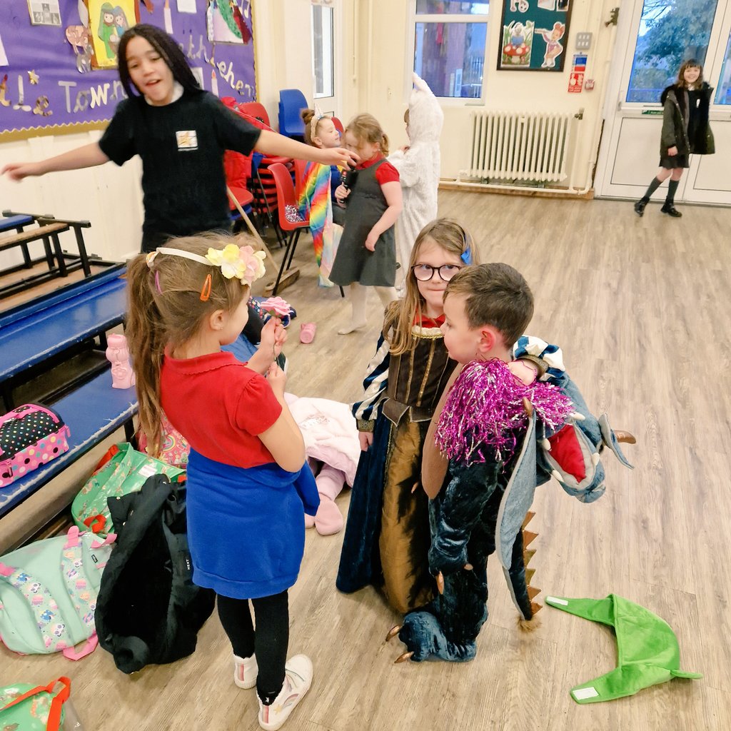 CL_Stars's tweet image. Great drama classes this week. Role play and improvisation @aberdareciw 🌟🌟🌟