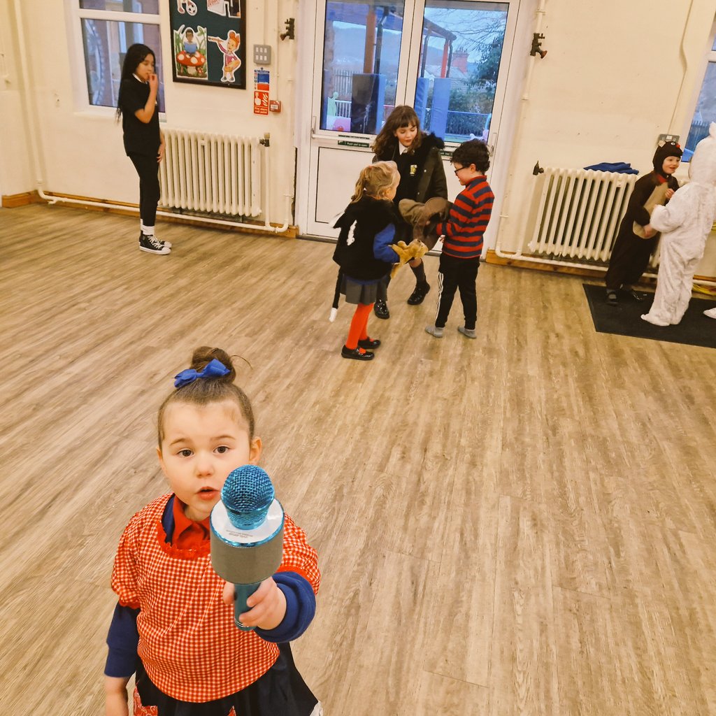 CL_Stars's tweet image. Great drama classes this week. Role play and improvisation @aberdareciw 🌟🌟🌟