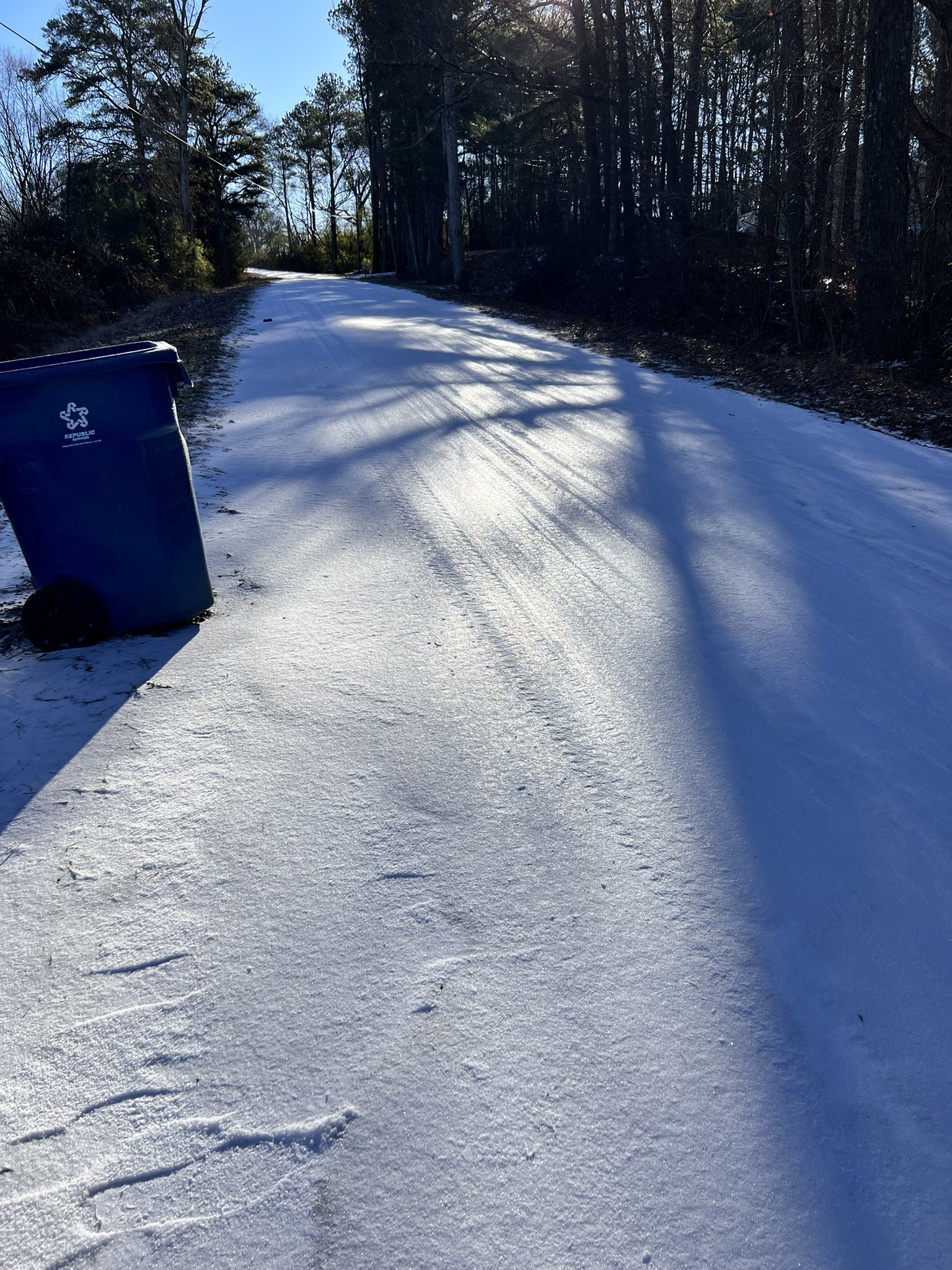 @_prettymamax We can’t even get out our driveway cause it’s iced over.. roads too https://t.co/IMdTVXz5W8