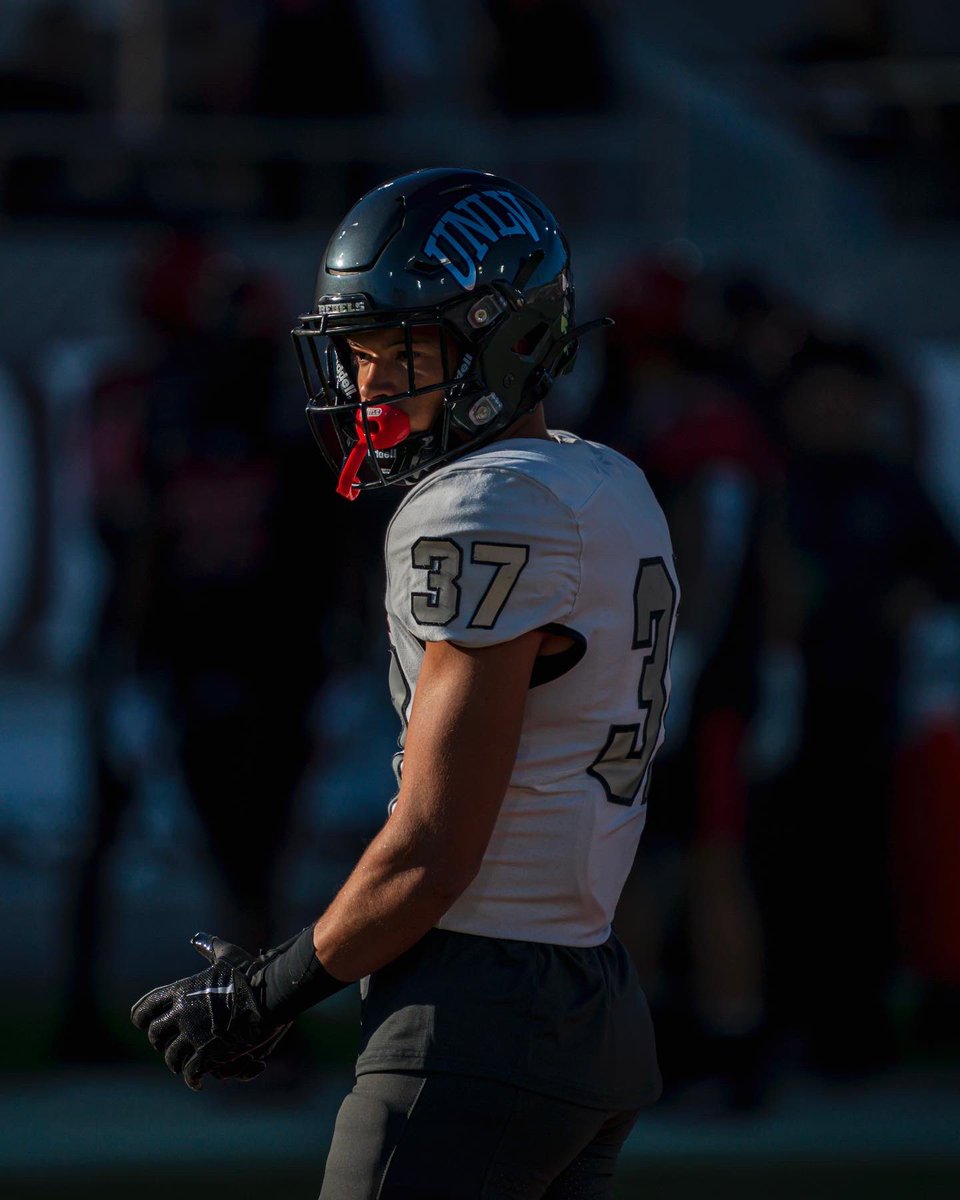 DavoneWalden's tweet photo. I want to thank the UNLV Football family, coaches, and staff for the opportunity. After a lot of thought and guidance with family, I have decided to enter the transfer portal. Eligible to transfer immediately with 2 years of eligibility. https://t.co/n0yh1UpZ2m