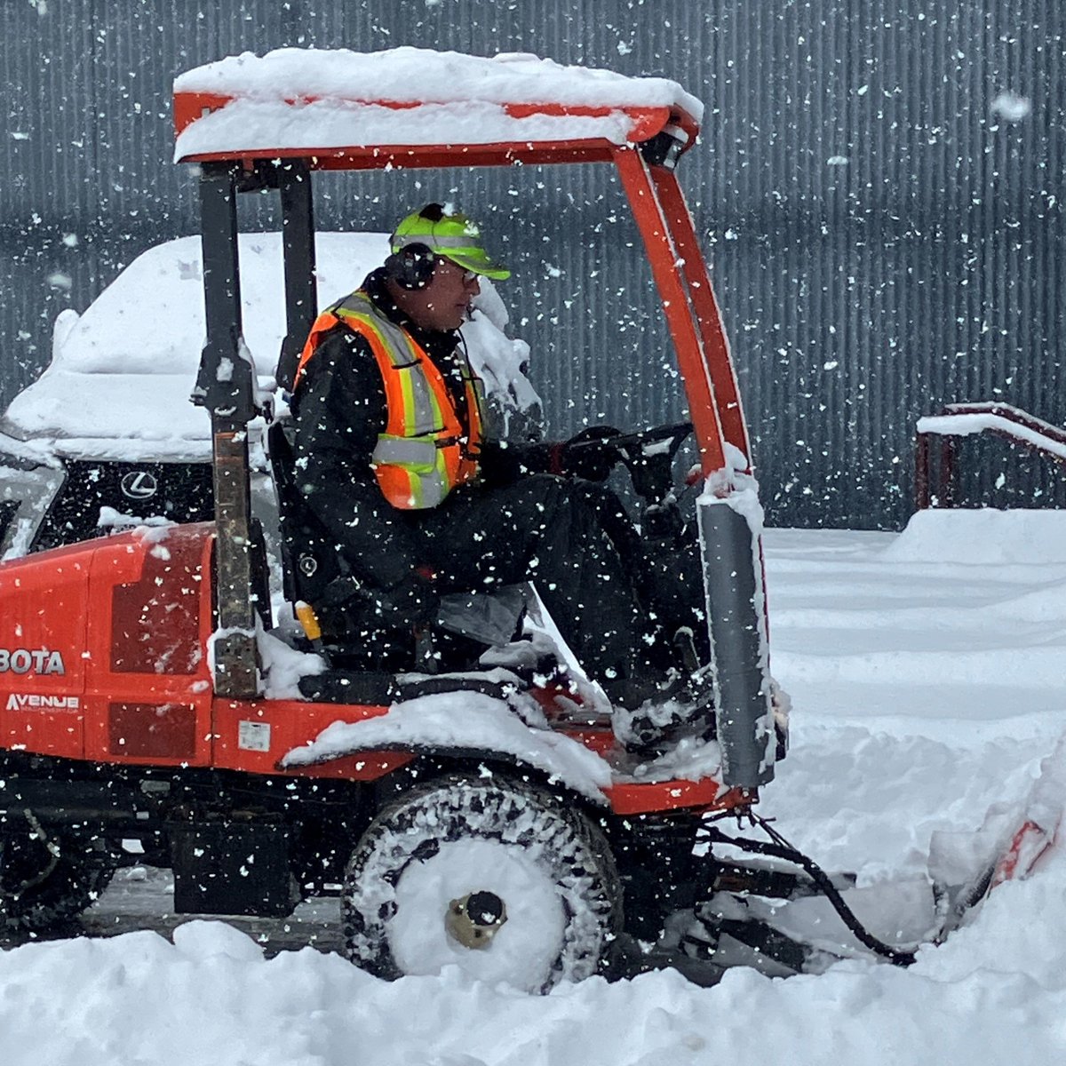 Even though our schools are closed today, we have numerous employees who have been out since the early morning hours assessing and/or clearing snow from our many sites. 1/2 #sd36learn #SurreyBC #WhiteRockBC #sd36facilities #bced @CUPE728