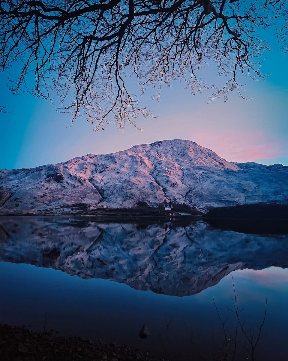 A sprinkling of snow covers the peaks this evening in the beautiful &amp; calm Lough Inagh Valley... Winter wonderland! 😍🏔️

📸 Màirtin Lallìe
📍 Lough Inagh Valley, Connemara

#Snow #Sneachta #Peaks #SnowCapped #Calm #LoughInagh #InaghValley #Connemara #Galway #Ireland #VisitGalway