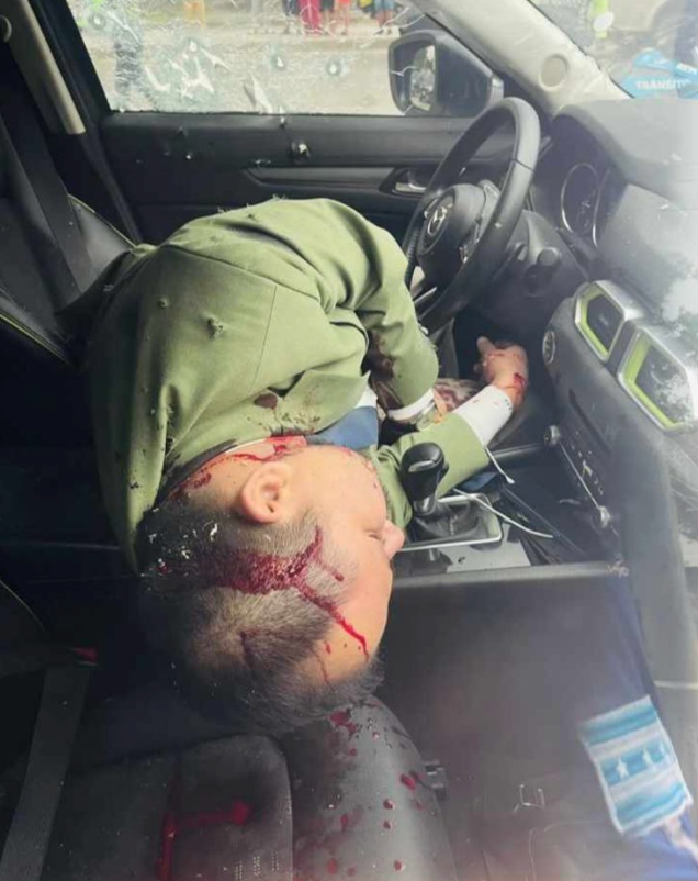 🚨 Sicariato. Hace pocos minutos, en Ceibos al Norte de #Guayaquil acribillaron brutalmente al fiscal César Suárez. 

Estuvo al frente de casos como la corrupción hospitalaria que involucra a Daniel Salcedo, quien recientemente fue retenido en 🇵🇦 Panamá por el caso Metástasis; y