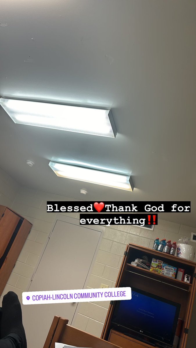 KarmariousG's tweet photo. Can’t wait to tell my story Extremely blessed❤️ by the man above💙🖤Time to ball🏈🦅 https://t.co/jCFsevlH6i