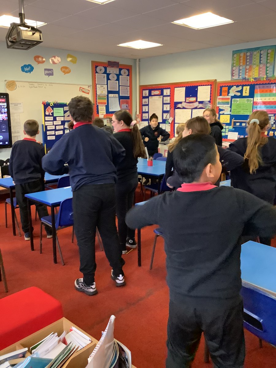 URPS_Outdoor's tweet photo. There were chickens, penguins, woodpeckers, owls, flamingos and more in Dosbarth Nedd Fechan today! We really enjoyed our RSPB online workshop today with @EcoSchoolsWales @RSPB_Learning @UpperRhymneyPS @URPSNeddFechan https://t.co/HFj1aFsk1P