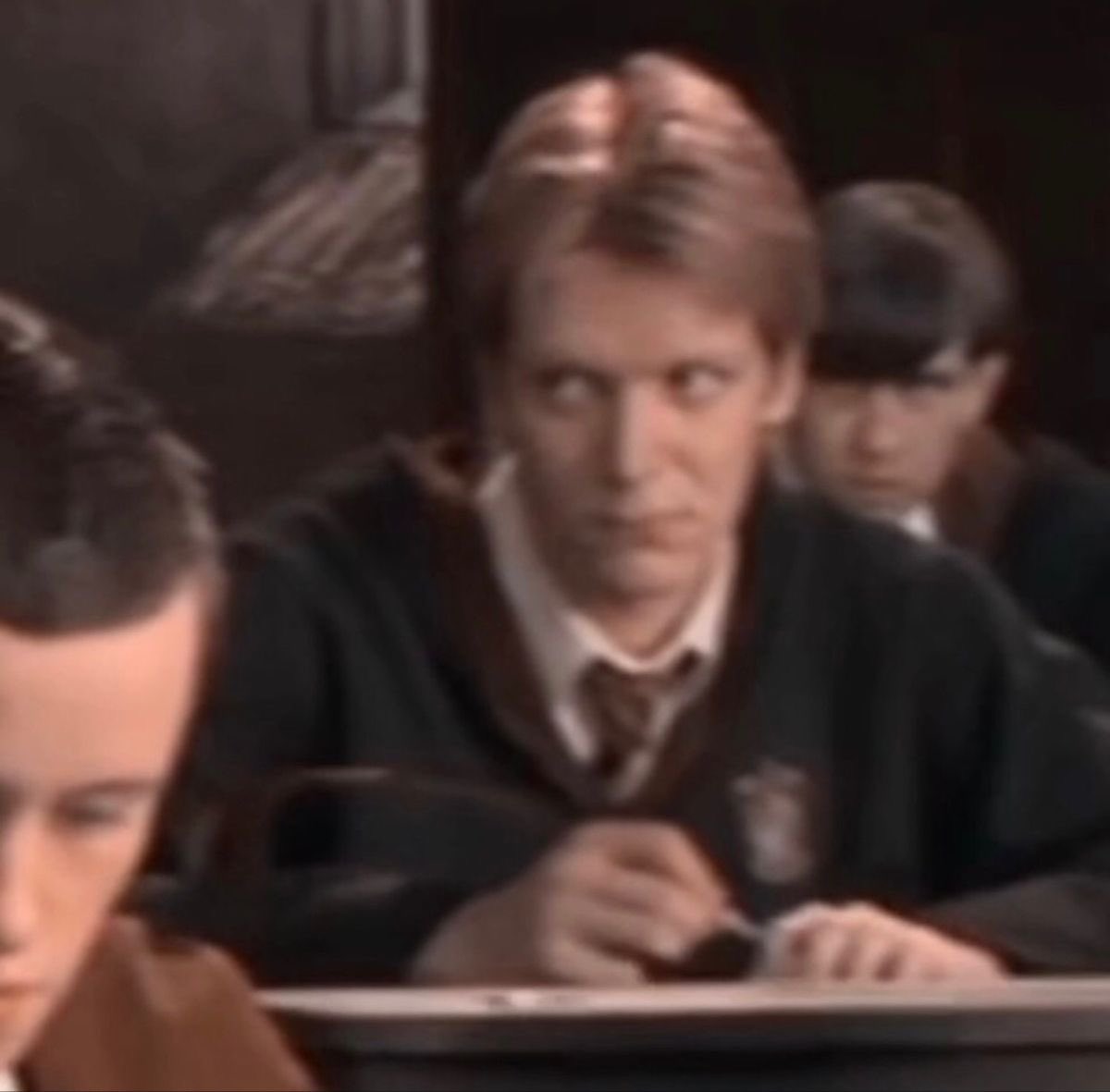 реплай и дам вам слово из 4 букв. 

с-сджордж уизли.
е-ебейший братец в мире.
к-красота его не знает предела. 
с-самый лучший уизли.