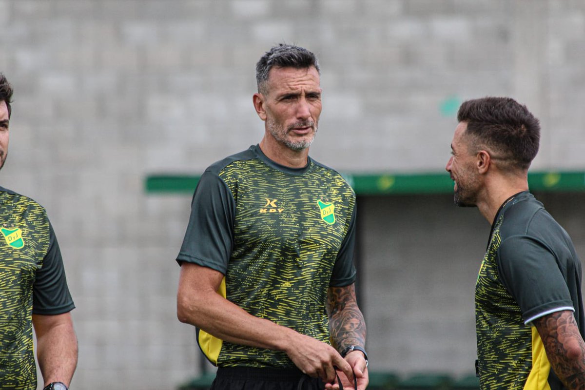 ClubDefensayJus's tweet photo. #ReservaDefensa 

Hoy por la mañana la reserva dirigida por Pablo Quatrocchi jugó su segundo amistoso frente a su par @gimnasiaoficial en el predio Campeones del Mundo.
Se jugaron dos bloques de 40 min.
En el primer bloque ganó Defensa por 1 a 0 con gol de Tomás Sives y en el segundo encuentro cayó por 2 a 0

#VamosDefe 💚💛💚
