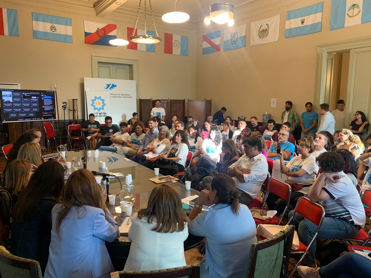 CuidadoresCC's tweet photo. 📣CUIDADORES DE LA CASA COMÚN SE SUMÓ AL DEBATE POR LA LEY ÓMNIBUS Y EL DNU70/2023

El día de ayer estuvimos presentes en un encuentro junto a Organizaciones de @orgchicxsdelpueblo; @hogardecristofg y Red Sur, entra otras organizaciones,  y el bloque de @Diputados_UxP https://t.co/y207AgFTiW