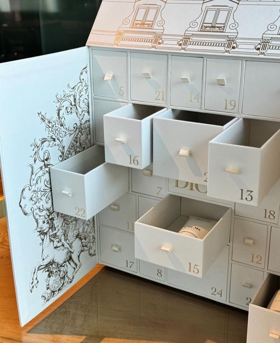 Every day I get to discover a new perfume, candle, soap or accessory that makes me feel like a king. The trunk is also a masterpiece of art, decorated with the iconic facade of the Dior boutique at 30 AvenueMontaigne. This is more than an advent calendar, it’s a fantasy come true