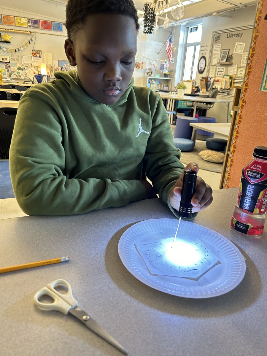 chamersly2's tweet photo. Making sundials to track shadows! #weare126 #lane126 @mrs_wiora https://t.co/AqzHCVeB8o