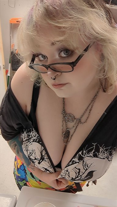 What if I did some sexy pics at work for my snap premium 🫦 https://t.co/0pwRcTk1af