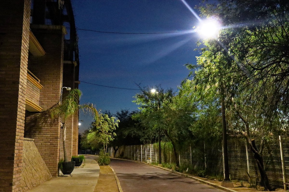 La trotapista de la Unidad Deportiva del Noroeste, ubicada alrededor del estadio de futbol “Héroe de Nacozari”, tuvo adecuaciones en su iluminación, para que la ciudadanía de todas las edades, continué o bien inicie actividades físicas, como correr, trotar o caminar.
