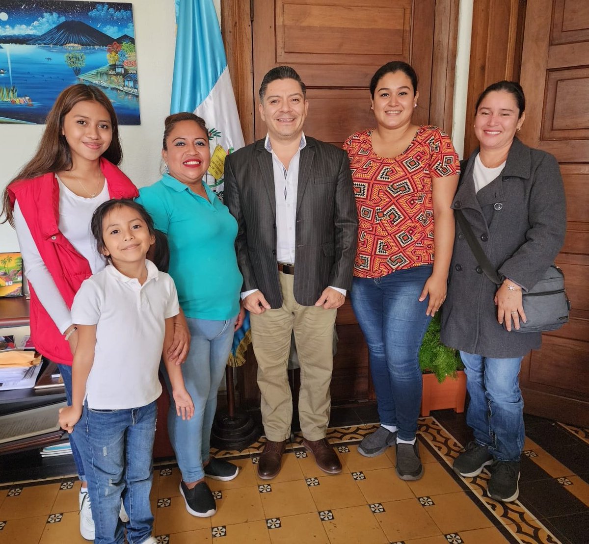 VasnyM's tweet photo. •⏳ 11:30 | visita docentes de Suchitepéquez 
 
✅ Grata visita de la directora Aura Nolberta Acabal de la EORM Cantón Chitá, Mazatenango Suchitepéquez 
✅ Solicitando apoyo para la escuela

•📍 Edificio Hispanidad, Sexta avenida, 9-28 zona 1,  Guatemala https://t.co/iiZ5qagGBy
