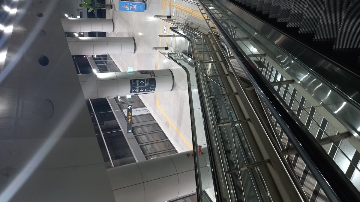 어디 좀 다녀왔는데..
새벽이라 사람 별로 없을듯 했으나...
사람이 하나도 없다가.. 지하철 도착하니
갑자기 어디선가 사람들이 왕창 나타난다.
왕창 나오는 사진은 불법촬영 될까봐..
참았슴..
아.. 개피곤 하다..
이틀은 자야겠다.