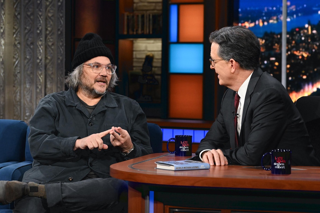 Find out what Jeff's counting. Last night's appearance on @colbertlateshow is available now. (And no, it's not how many degrees it is currently in Chicago.) youtube.com/watch?v=Qdjkvl… Photo by @skpnyc