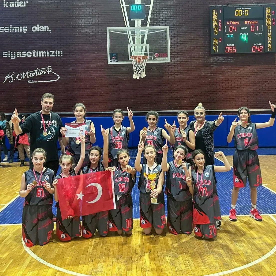 d0gankoc's tweet photo. 15 AY ÖNCE OKULDA DERSTEYKEN  KIZLAR GELİN BASKETBOL TAKIMI KURALIM ŞAMPİYON OLALIM DEDİĞİMDE BANA İNANAN KIZLARIMIZ👏

SONUÇ YENİLGİSİZ ANKARA ŞAMPİYONLUĞU 🏀

GECEN SENENİN TÜRKİYE ŞAMPİYONU OLAN TED KOLEJİ, ARI KOLEJİ, NESİBE AYDIN KOLEJİ GİBİ TAKIMLARI YENEREK ŞAMPİYON OLDU🏀 https://t.co/6roaSSgqar