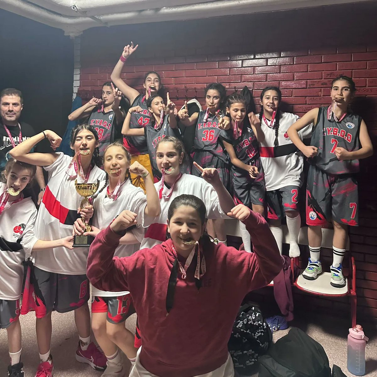 d0gankoc's tweet photo. 15 AY ÖNCE OKULDA DERSTEYKEN  KIZLAR GELİN BASKETBOL TAKIMI KURALIM ŞAMPİYON OLALIM DEDİĞİMDE BANA İNANAN KIZLARIMIZ👏

SONUÇ YENİLGİSİZ ANKARA ŞAMPİYONLUĞU 🏀

GECEN SENENİN TÜRKİYE ŞAMPİYONU OLAN TED KOLEJİ, ARI KOLEJİ, NESİBE AYDIN KOLEJİ GİBİ TAKIMLARI YENEREK ŞAMPİYON OLDU🏀 https://t.co/6roaSSgqar