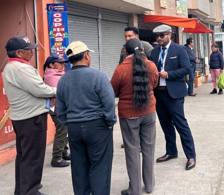 DefPublicaEC's tweet photo. 📍 #Cotopaxi 

Realizamos una brigada jurídica ⚖️ en el cantón Latacunga, con el objetivo de informar a la ciudadanía 🙋🏻‍♀️ 🧔🏽‍♂️🧓🏼👩🏻‍🦱🧑🏻 sobre nuestras 9 líneas de atención. 

Garantizamos el accesos a la justicia de las personas que se encuentran en estado de indefensión de forma TOTALMENTE GRATUITA 💯, en todo el #Ecuador 🇪🇨.

#EnBeneficioDeLaGente 👨‍👩‍👦‍👦