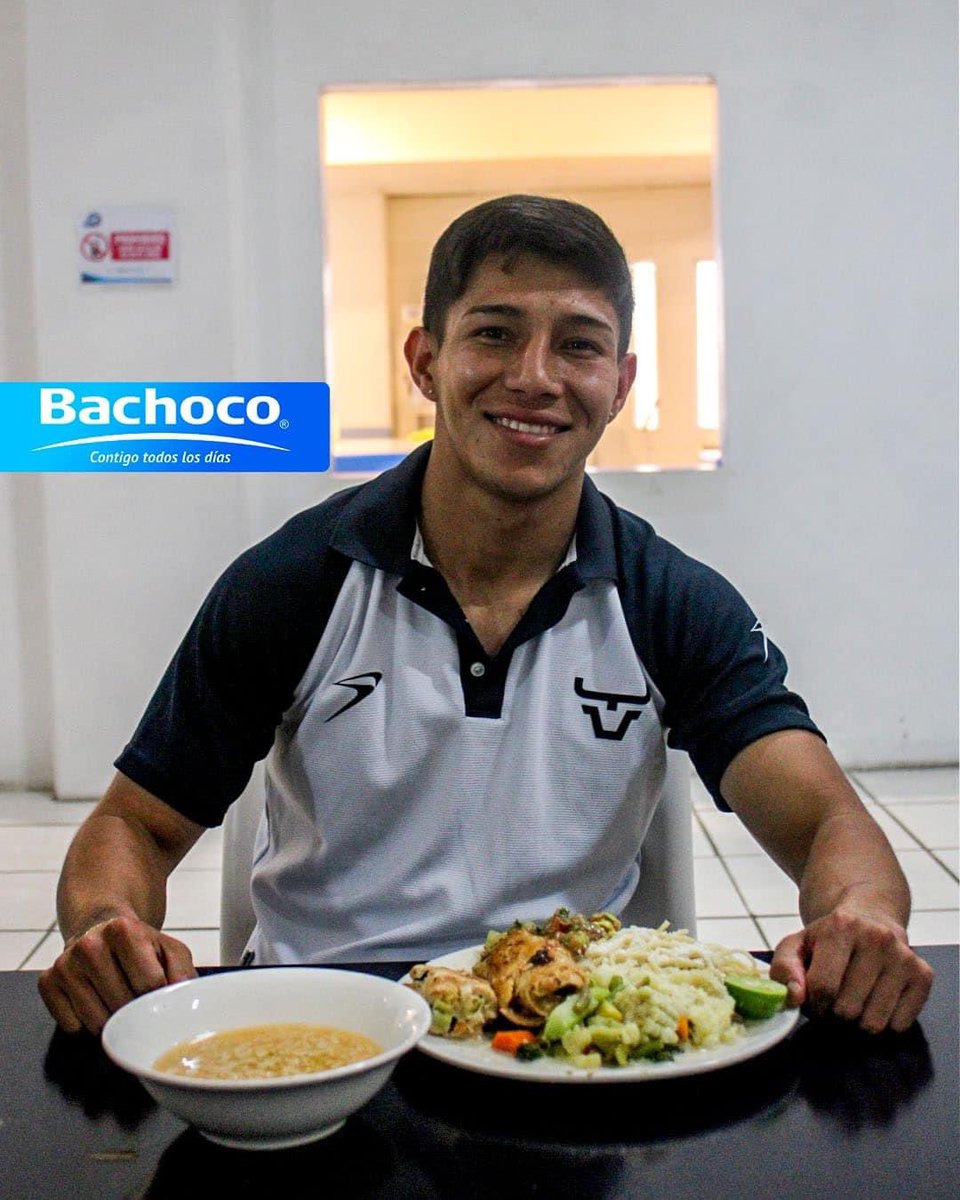 TorosCelayaCD's tweet photo. 🍽 | En la comida @bachoco , nuestro jugador #MichellRodriguez, disfruta ya de un delicioso pollo, pasta y verduras. 😋 

Estamos listos para darlo todo ante @atleticolapaz 💪🏻.

#ContigoTodosLosDías
#CelayaSomosToros 🤘🏻 https://t.co/6apz8m7OYz