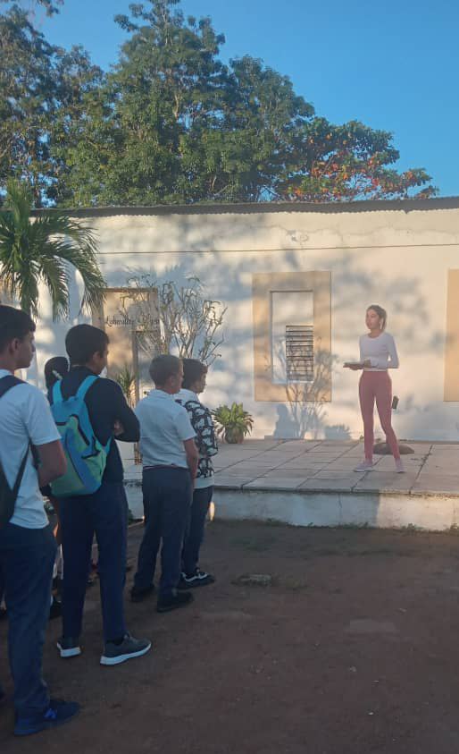 Con la promoción de varias bibliografías sobre el tema relacionado con el embarazo en la adolescencia la Bibliotecaria Gleinis Hernández hace referencia a tan delicado tema invitando a los estudiantes a visitar la Biblioteca para que conozcan sobre el tema promovido #villaclar