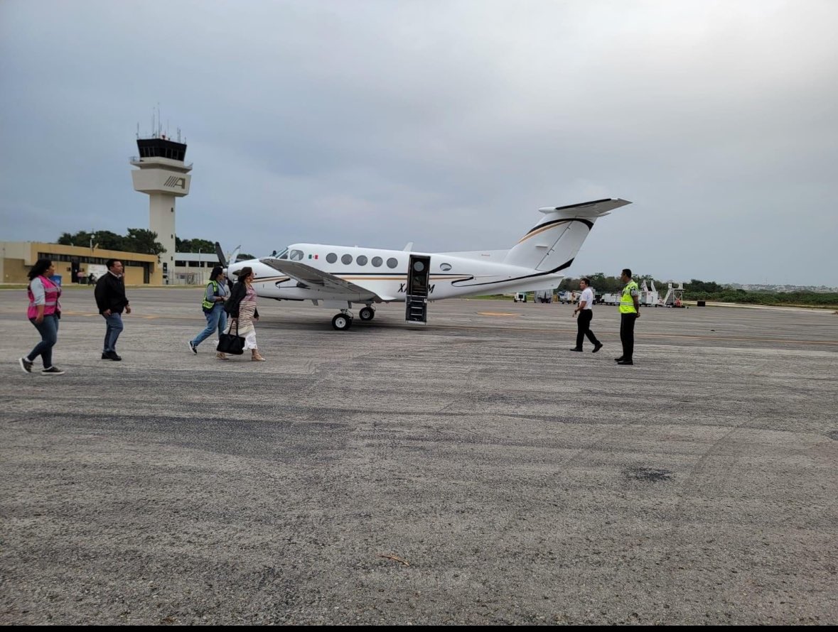 La candidata del PRIAN,<a href="/XochitlGalvez/">Xóchitl Gálvez Ruiz</a> no entiende por qué el pueblo de México los mandó al basurero de la historia, ahora la vemos gastando el dinero de campaña en aviónes privados, así llegó a Villahermosa en el King Air, matrícula XA-NYM de la empresa SAE. 

A bordo viajaban