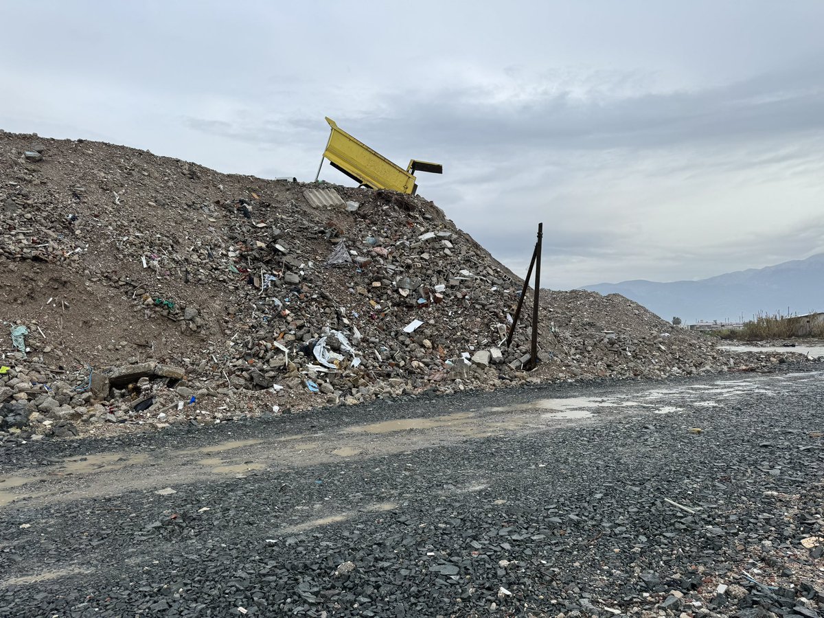 O kadar çok hayatımı bir şeylerin iyiye doğru gitmesi, doğruların ortaya çıkması, bilginin değer görmesi için harcamışımki, bugün bu deprem molozlarını Milleyha’da gördüğümde kendime ayırmayıp harcadığım yıllarıma acıdım. Aslında acımak denmez, baya bu kötülüğün karşısında