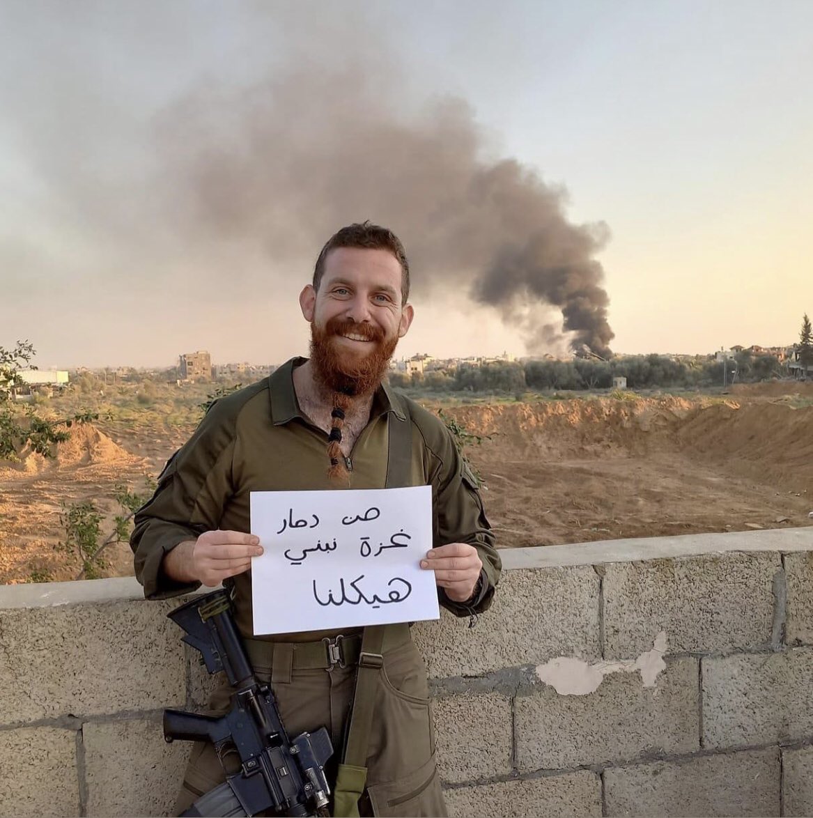 هذا الجندي الوغد لا يخجل أن يكشف وجه الحقيقة القبيح فيكتب بالعربية: (من دمار غزة نبني هيكلنا)..!

هل هناك أحمق لا زال لا يعي ما يجري؟!

————
#غزة #غزة_100يوم #القدس #المسجد_الأقصى