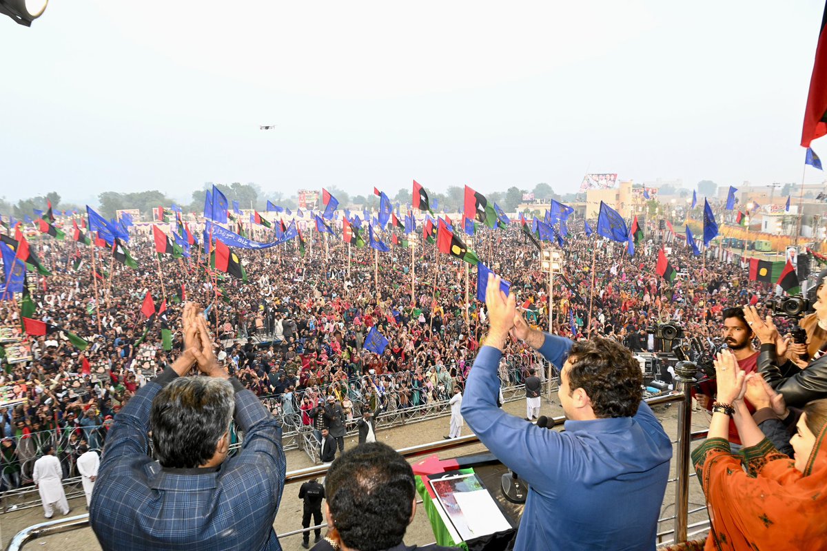 BalochistanPyo's tweet photo. سانگھڑ میں عوام کا جم غفیر چیئرمین بلاول بھٹو زرداری کا پرتپاک استقبال کر رہے ہیں۔
سانگھڑ کے غیور عوام نے نفرت، تقسیم اور انتشار کی سیاست کو رد کردیا ہے،انشاء ﷲ 8 فروری کو جیت تیر کی ہوگی جیت بینظیر کی ہوگی۔

@BBhuttoZardari
#چنو_نئی_سوچ_کو https://t.co/Owg5JpYr77