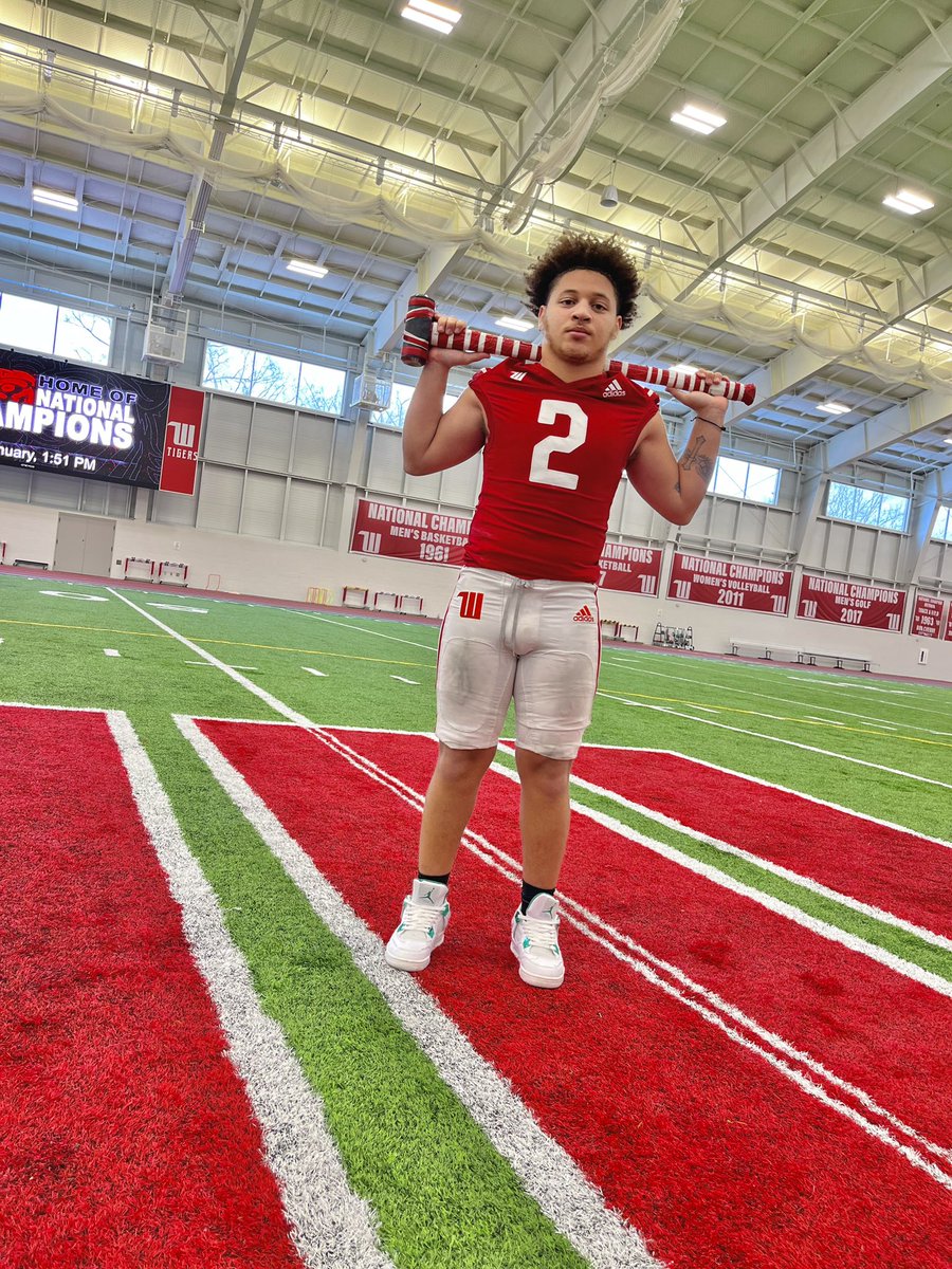 Had a great visit today to Wittenberg University!! Great coaching staff and a beautiful campus! Go Tigers! Thank you <a href="/WittFootball/">Wittenberg Football</a> and <a href="/JimCollins_FB/">Jim Collins</a> for having me !