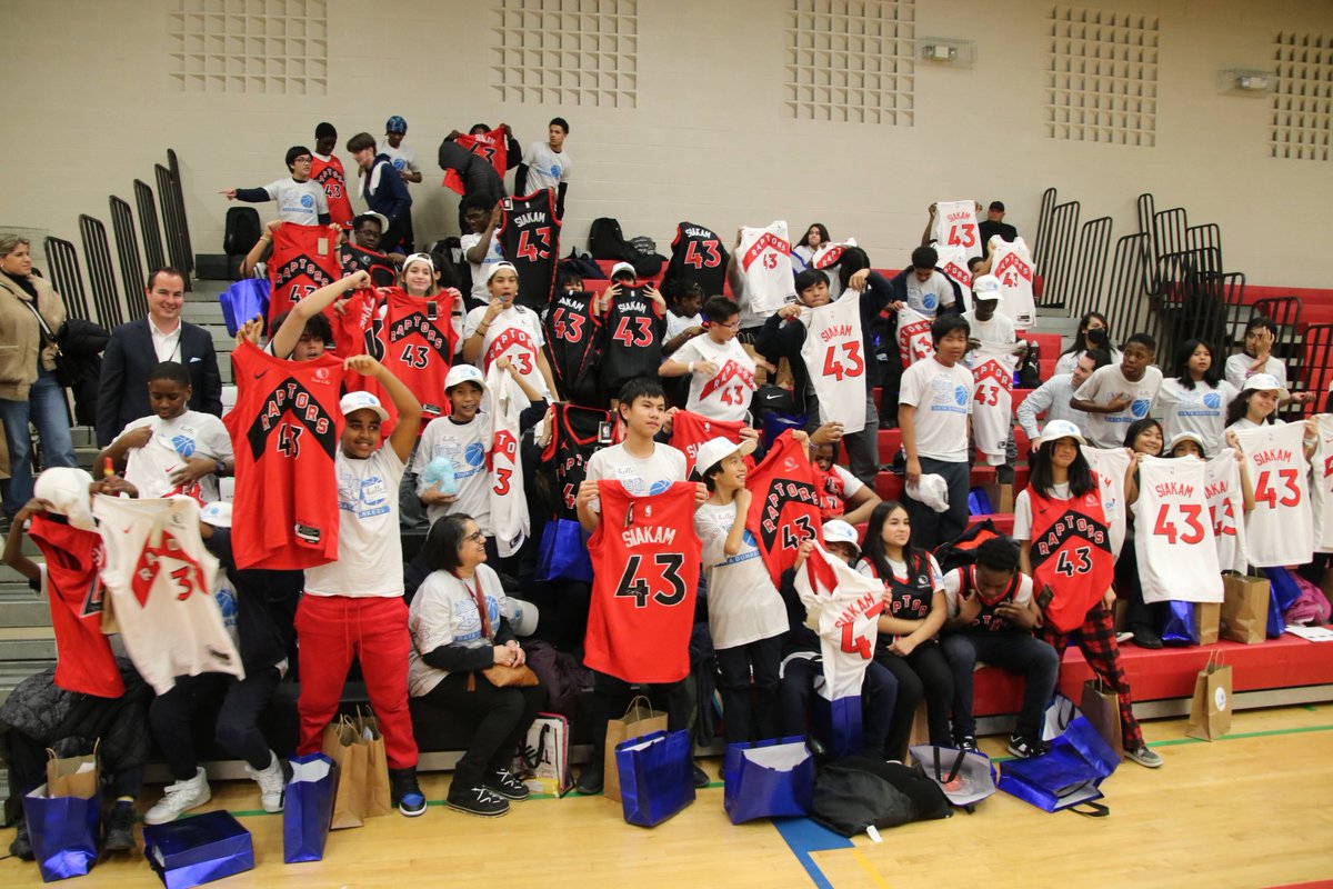 ISED_CA's tweet image. [1/3] Celebrating #KidInventorsDay ! Today, we applaud children’s ingenuity and curiosity. Thanks to #CanCode funding recipients nationwide, kids are learning #DigitalSkills early on.