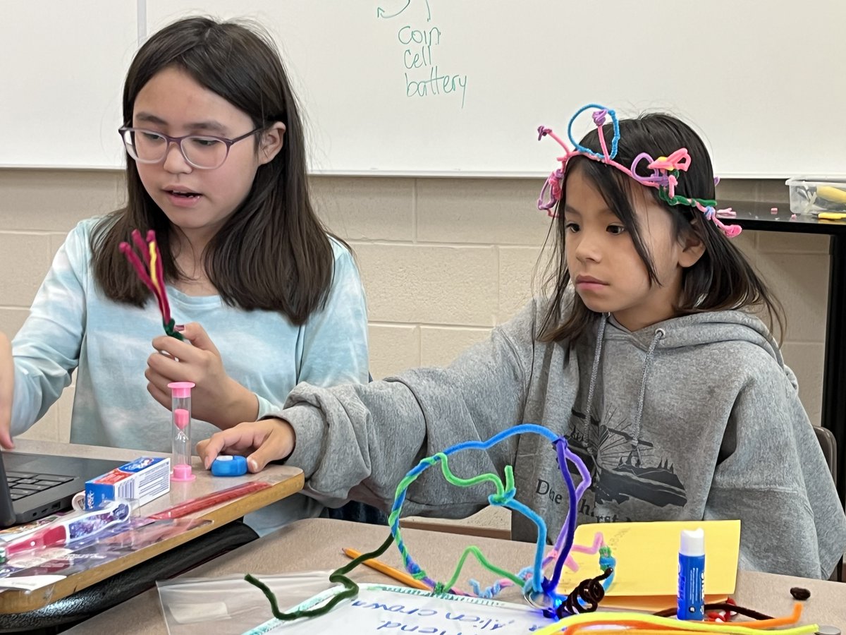 ISED_CA's tweet image. [1/3] Celebrating #KidInventorsDay ! Today, we applaud children’s ingenuity and curiosity. Thanks to #CanCode funding recipients nationwide, kids are learning #DigitalSkills early on.