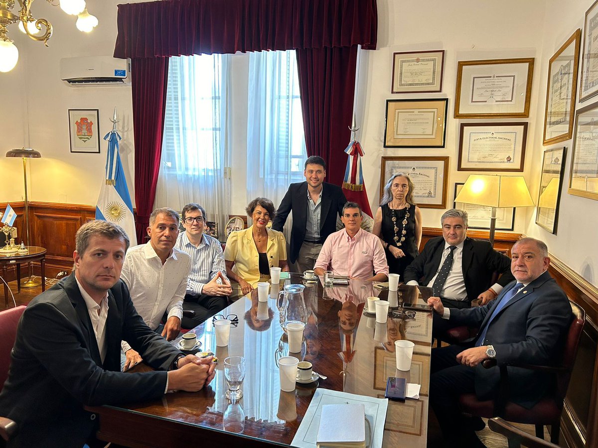 UNEPP_AR's tweet photo. El PEP se reunió con el Senador @ljuez, quien nos anticipó su apoyo al DNU y su compromiso en persuadir a otros senadores radicales. 

Fue una reunión muy positiva. 💪🇦🇷 #PEP #DNU #ApoyoPolítico #Argentina" https://t.co/HsMHVtOGFr