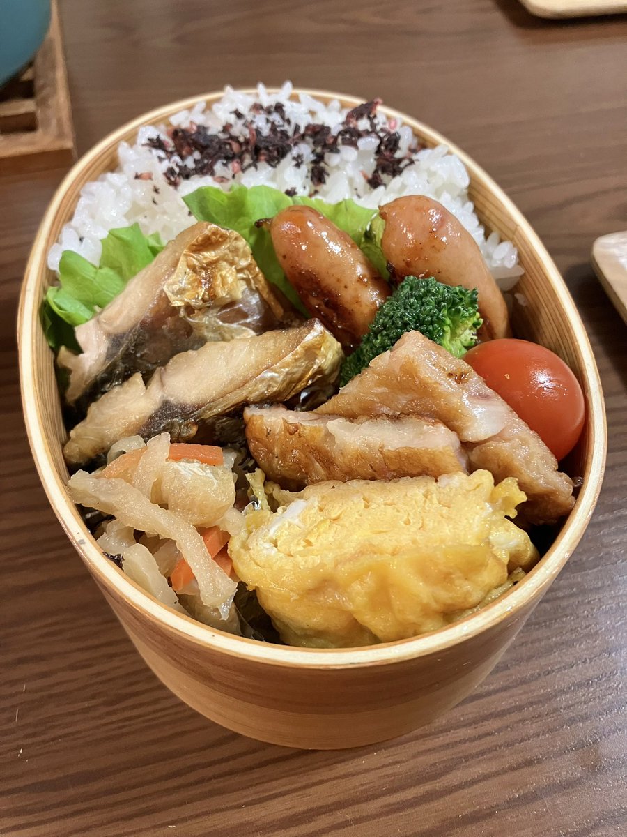 おはようございます♪😊
今日のお弁当は、塩サバ、ウインナー、卵焼き、切り干し大根の炒め煮、紅生姜天、ブロッコリー、ミニトマトです🍱🥢
#お弁当記録　#中学生男子弁当