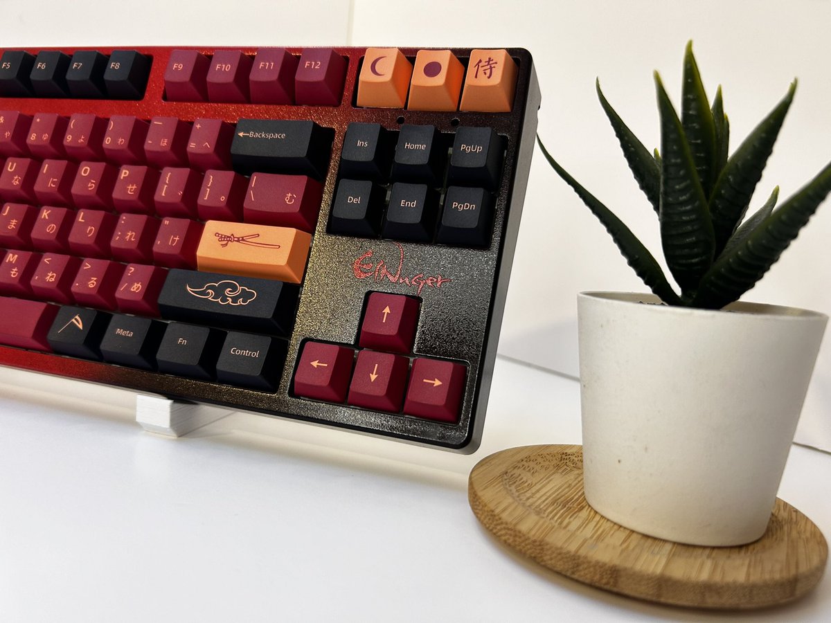 ItsJoshDesign's tweet photo. Pedazo de teclado le hemos hecho a nuestro amigo @elnuger !! Esperamos que lo disfrutes mucho 👾

#gaming #gamer #teclado #custom #keyboard #ninja #rojo #red https://t.co/W0F6lsdgPn